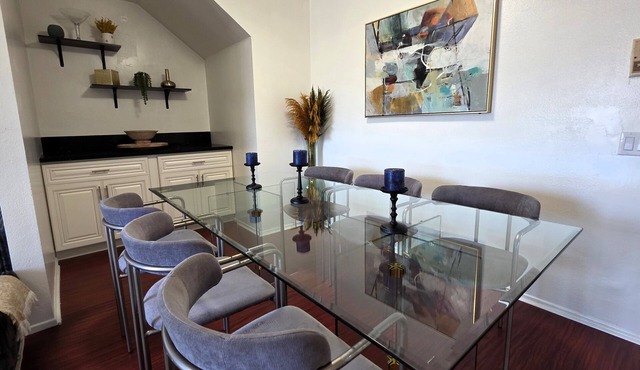 2 Bedroom + 2 bath apt 5 minutes from Rodeo Dr. Walk to Restaurants and Markets
