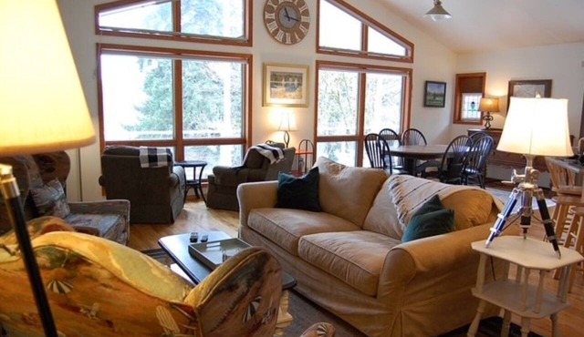 2-bedroom house in tranquil Grapeview perfect for relaxing getaways