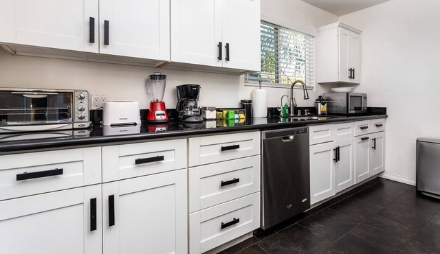 2 Bedroom Minutes to Venice Beach large private Yard