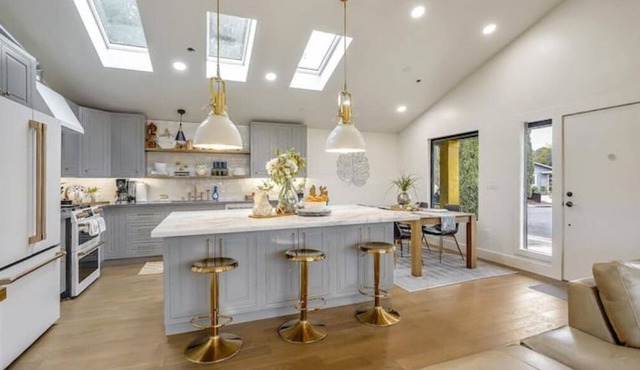 2-bedroom vacation home near downtown St. Helena ~ walk to HALL Winery