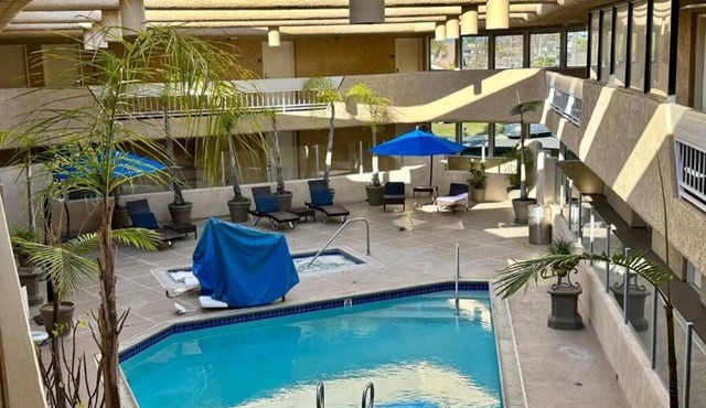 2 Queen Jacuzzi Balcony Stay Near Beach, Pier with Breakfast Included
