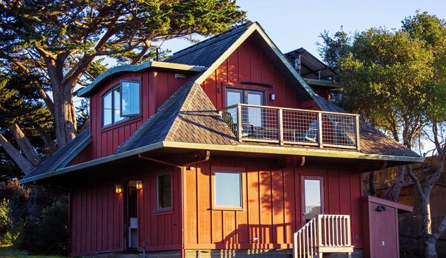 2 Story House with Nature Views 5-min Walk to Downtown Point Reyes