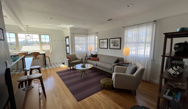 2BDRM LOFT APARTMENT WITH SUN DRENCHED DECK