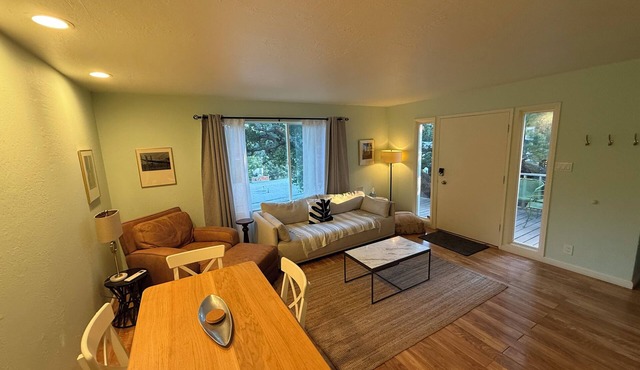 2BR Belmont Treehouse near SFO, Caltrain & Levi's