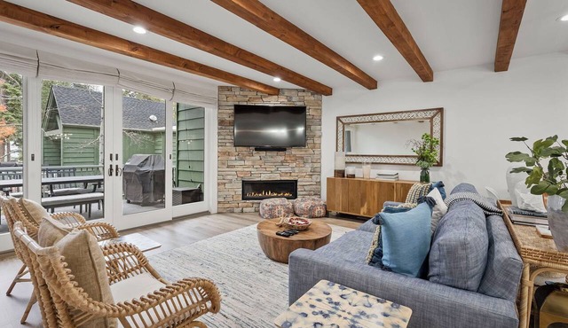2BR Incline Village Condo w/Fireplace & Deck