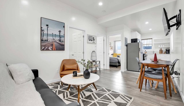3 mi Downtown LA or Stadium. Parking + W/D