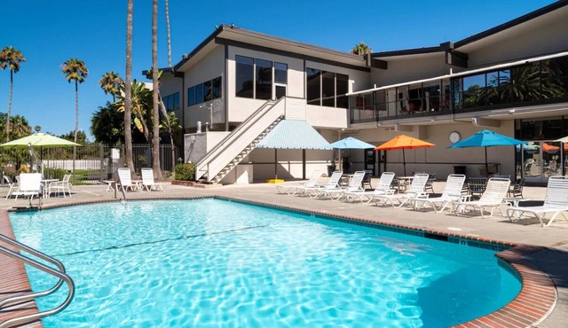 3 Units | Kitchenette | Pool | Near Beach & Downtown