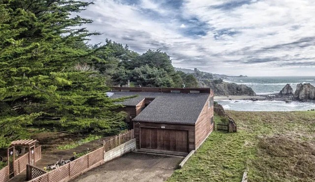 3BR/1.4 BA Oceanfront Beach house in Gualala with private access to beach