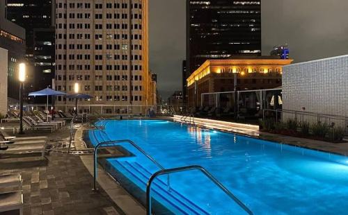 3BR spacious Urban High-Rise Apt w Pool and Views