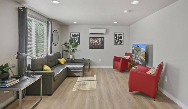 4 Bed+ Close to DT Sac & UCD Med + Pet Friendly