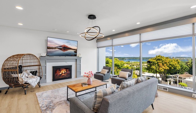4 Beds Top Floor House with Lake & Mountain Views in Seattle