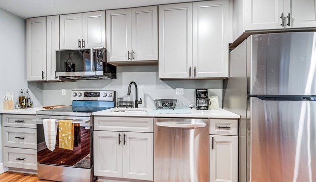 4 Blocks to Riverwalk: Updated Astoria Studio in Astoria