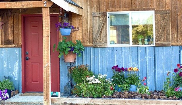 5 acre Country Paradise minutes from town!