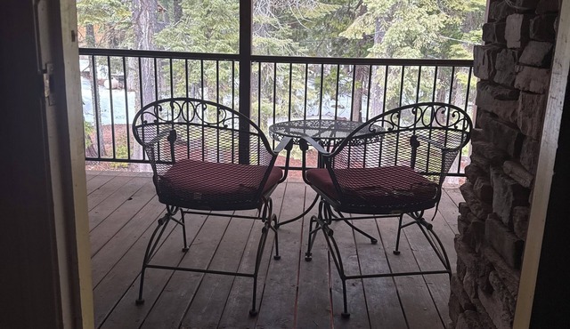 5-bedroom bed & breakfast in charming La Porte with AC, WiFi