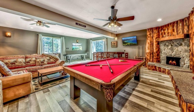 5 Bedroom w/ Den - 5 Bath - Large Hot Tub - Large Game Room, etc..
