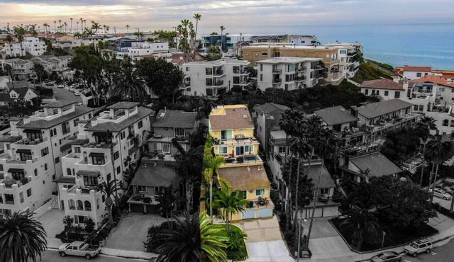 6 Bedroom-Sleeps 18! Walk to Beach, wedding venues Casino and Ole Hanson! AC!