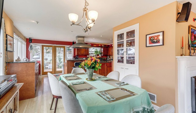 6 Mi to Dtwn Seattle: Walkable Home w/Hot Tub