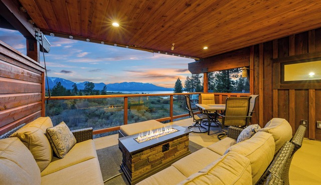 7 bedroom Luxury by the Lake