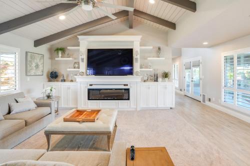 8 Mi to Downtown Modesto! Poolside Escape
