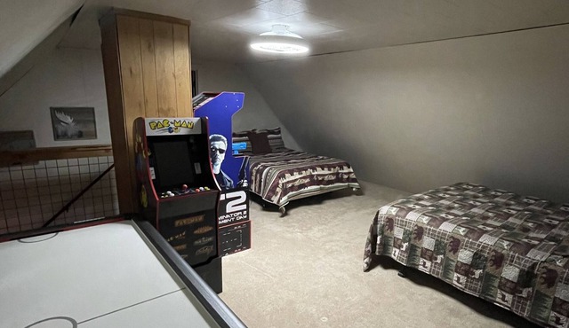 9 minutes to Pinecrest, Cozy cabin with WiFi and Arcade loft