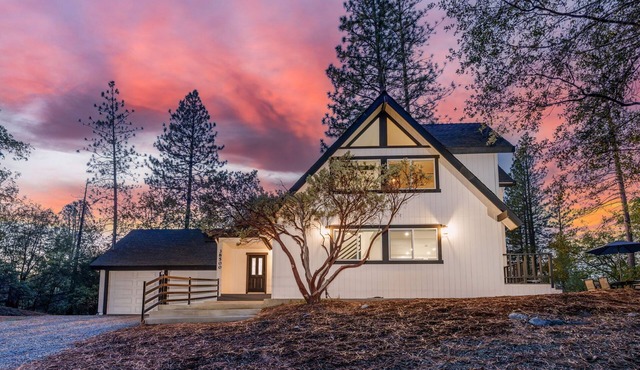 A Modern Hideaway - with hot tub, game room, and more!