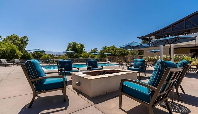 A Place You'll Surely Enjoy! 2 Relaxing Units, Free Parking, Full Kitchen!