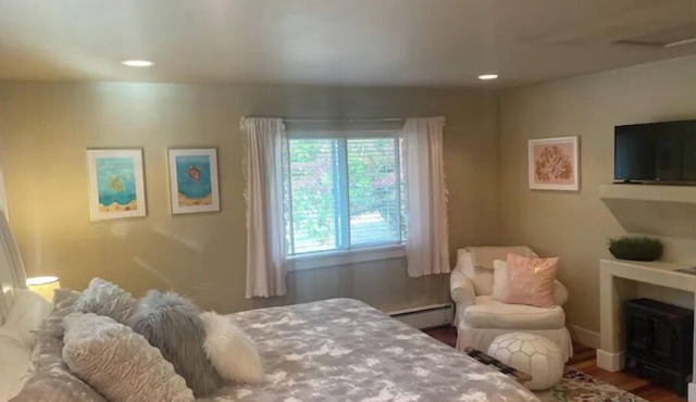 Adorable 1 bed Guest House w/cozy elec. fireplace