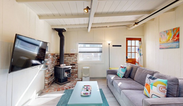Adorable & Airy Updated Beach Cottage w/Patio, New Kitchen & Bathroom