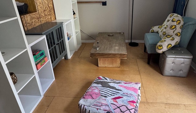 Adorable bungalow with AC in charming Glendale perfect for relaxing