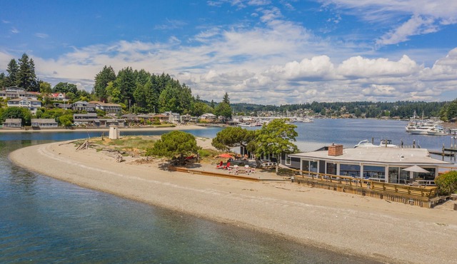 Amazing Lighthouse Beach Waterfront Homes sleeps 14