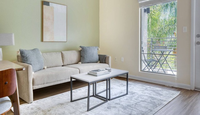 Amazing Woodland Hills Studio w/ Pool, near Westfield Mall, by Blueground