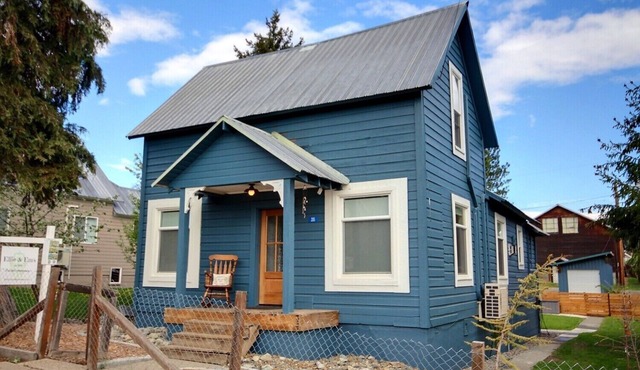 An authentic downtown Roslyn home! Walk everywhere, pets welcome!