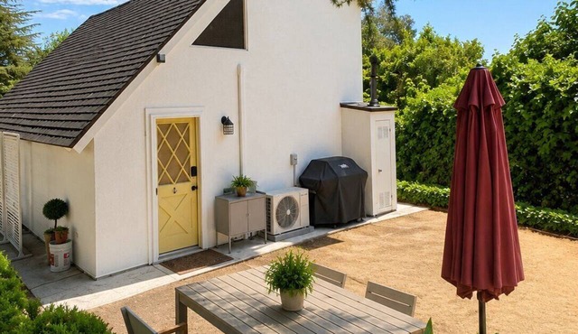 Architectural Loft Home. Private Access with yard