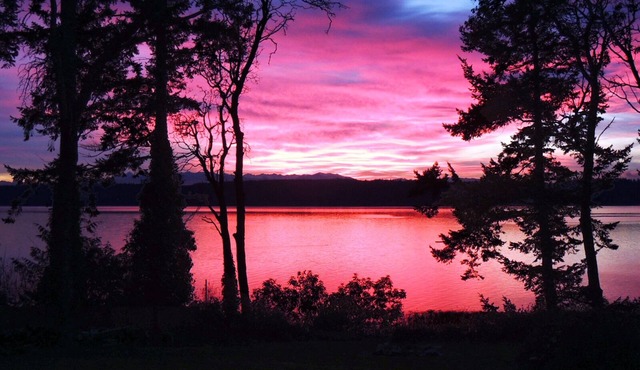 Awesome sunsets, kayaks, firepit, hot tub, big fenced lawn, crab boat and buoy!