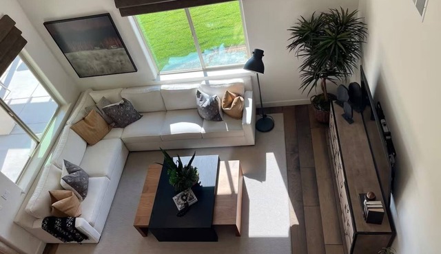 B555- Stylish and Spacious house in Roseville