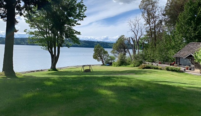 Bainbridge Island Water's Edge Log Cabin just feet from the beach! Pet Friendly