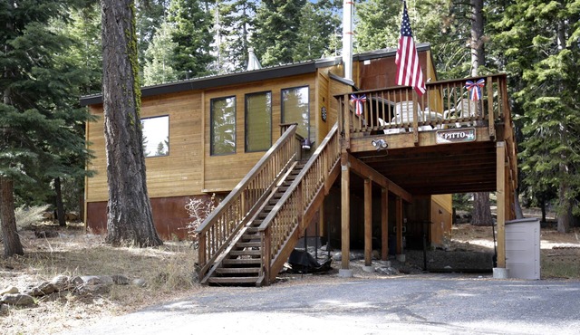 Barking Pine Cabin - private BEACH access, sunny location