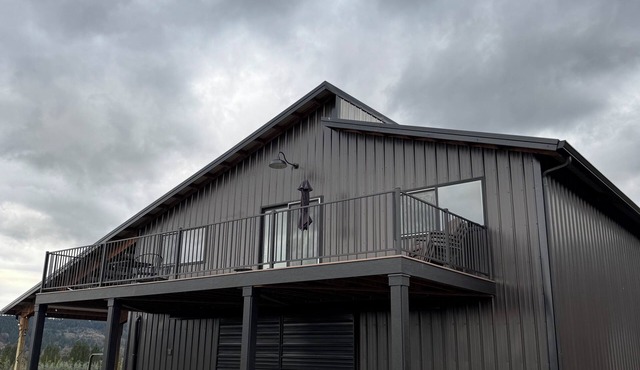 Barn Loft Studio with Large Deck and Kitchenette Close to Hagg Lake and Wineries in Gaston