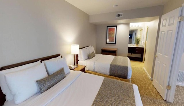 Bay Area Suite w/Fireplace & Lounge – with Free Breakfast
