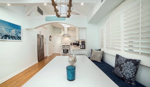 Beach Cottage - 1.5blks to Beach!