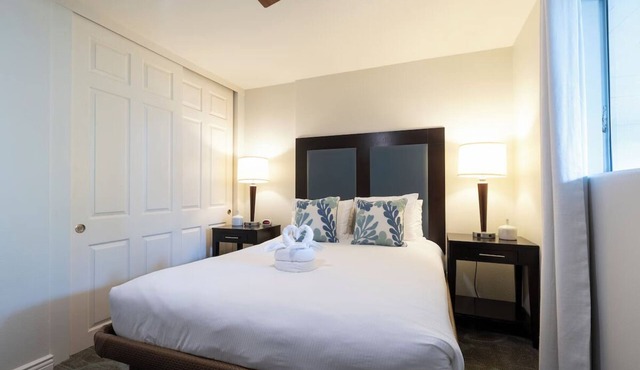 Beach Getaway! 1 Deluxe Bedroom Suite, Kitchenette & Pool