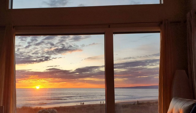 Beachfront Top Floor Condo - One Minute Walk to the Beach - Spectacular View!