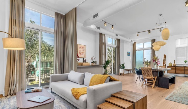 Beautiful 1BDRM Loft with Balcony, steps to Beach