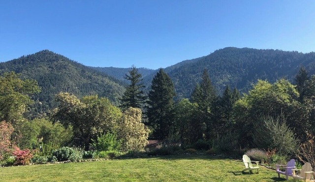 Beautiful 3-bedroom house with mountain views and swimming pool in Salyer.
