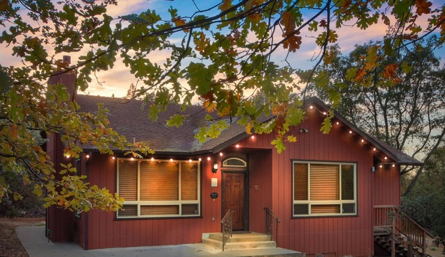 Beautiful and Spacious Country Home w/Hot Tub Located in the Gateway to Yosemite