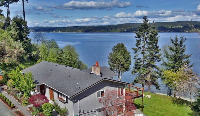 Beautiful Beachfront Home in Freeland!