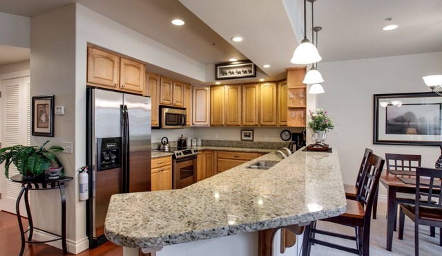 Beautiful central downtown condo close to everything! Sun&Ski Condo