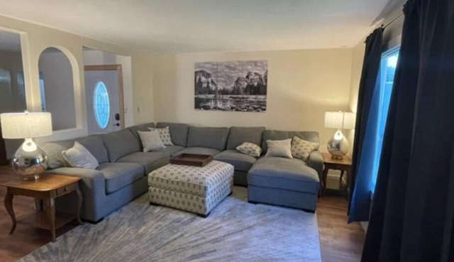 Beautiful, Centrally located home. (Sleeps 8)