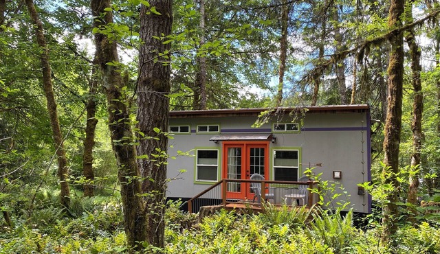 Beautiful custom tiny home on private wooded property outside Scappoose