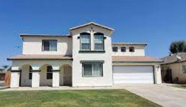 Beautiful House with a Pool/with a Master BDR upstair and Downstair.